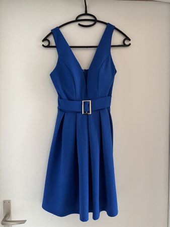 Blaues Kleid mit Taillengürtel