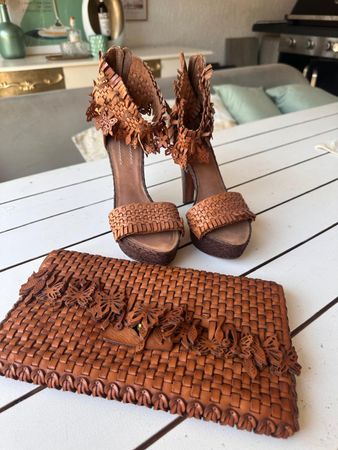 Exklusive UGG Collection Sandaletten & passende Clutch