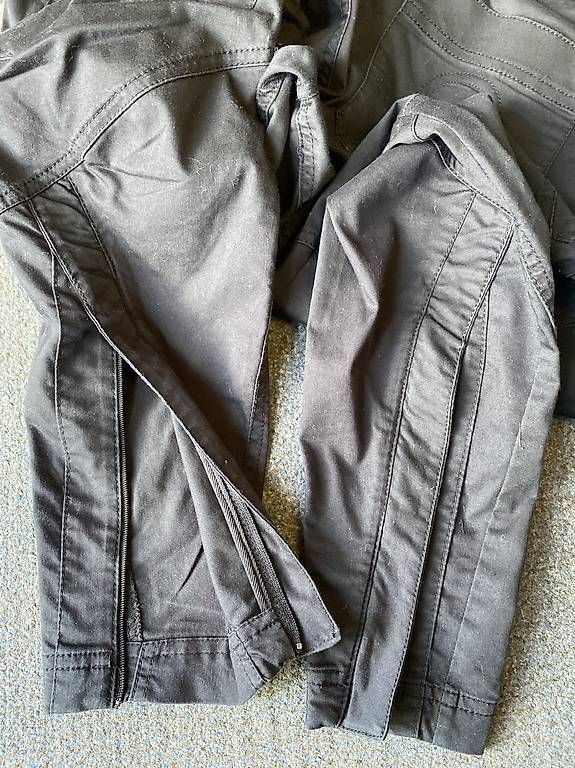 Pantaloni: NIKE fit DRY Trainerhose 36 – Usato da St. Gallen venduto da Konstanza 4