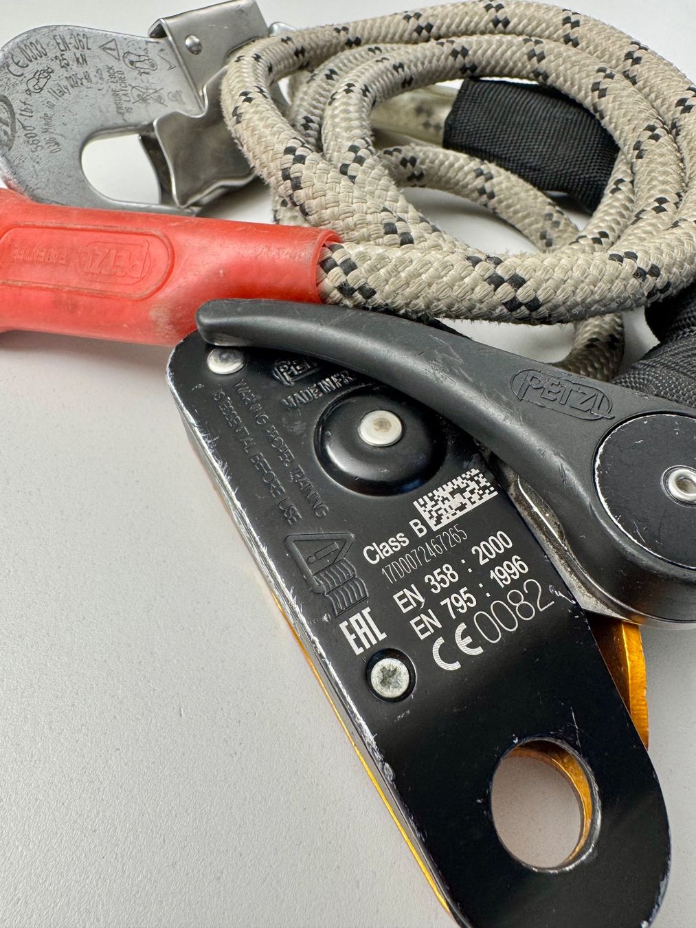 Petzl Kletterausrüstungen: Petzl GRILLON HOOK 2 m Occasion – Gebraucht aus Rothenthurm von WalterliTell 2