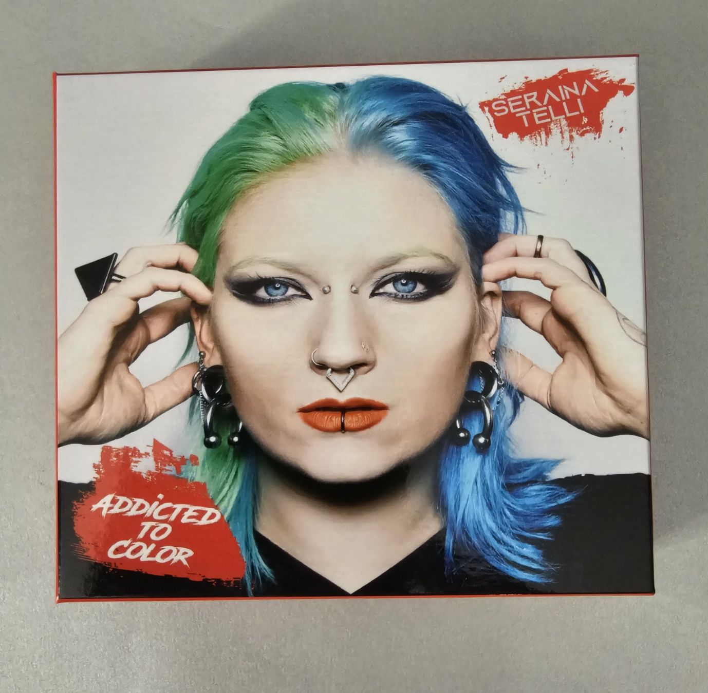 CD: Seraina Telli - Addicted To Color - Limited Fanbox – Nuovo (secondo la descrizione) da Lenzburg venduto da Pa_hcs