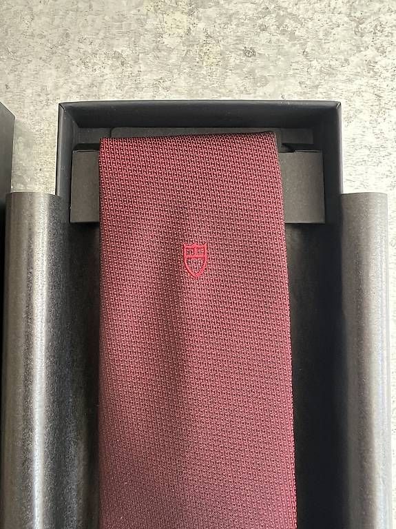 Tudor Orologi: Cravate Tudor bordeaux neuve, packaging dorigine – Nuovo e nell'imballaggio originale da Onex venduto da Jikael