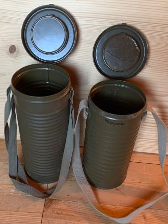 2 unterschiedliche Gasmasken-Büchsen