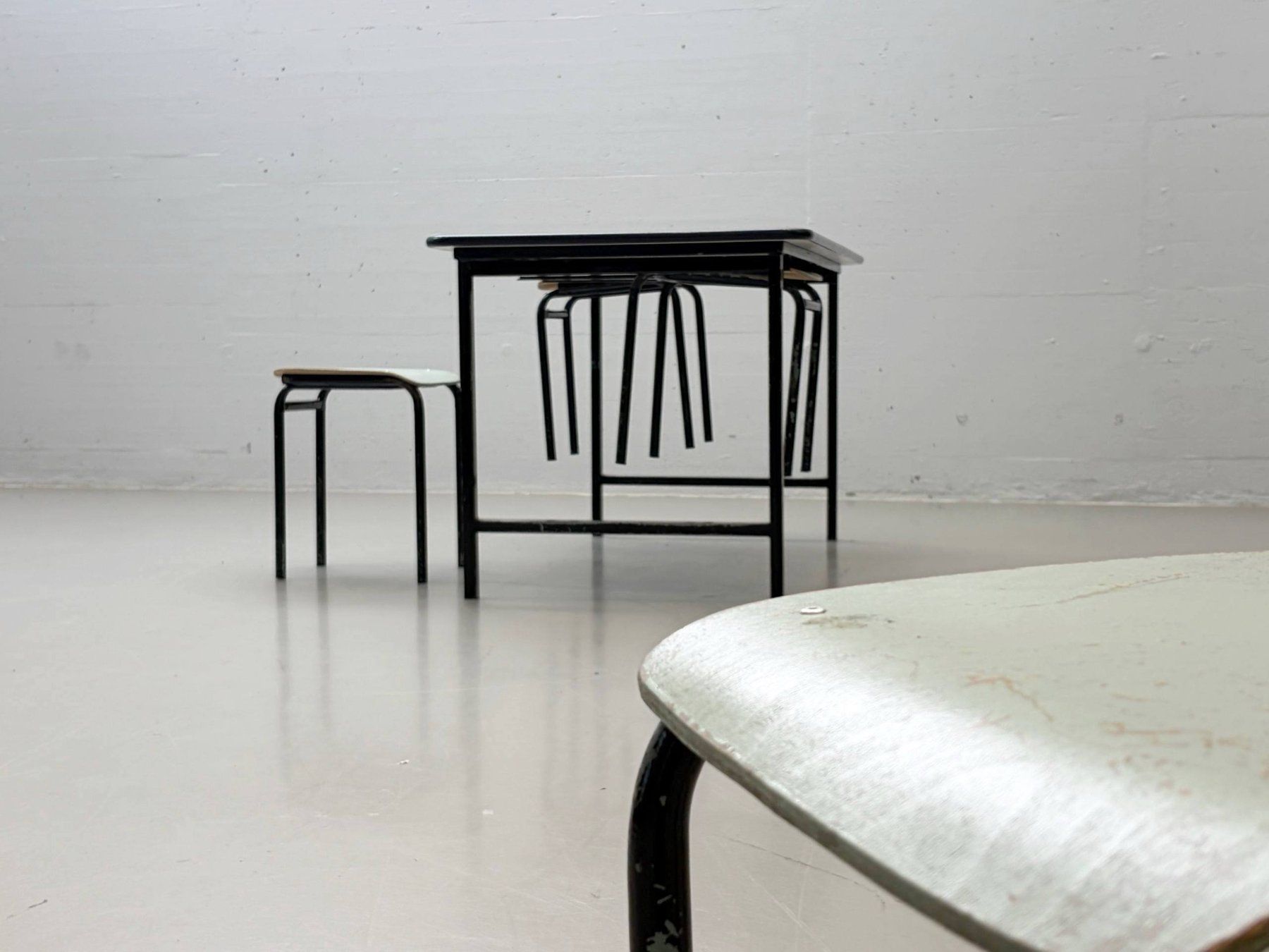 Set di tavolo e panche: Set: Mid-Century Kelko Tisch mit Hockerquartett, 1970er – Usato da Zürich venduto da LeMoege 4