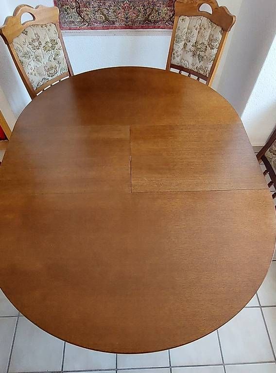 Tables: Esstisch ausziehbar und 4 Stühle Eiche massiv – D'occasion à Pfäffikon ZH par pch_p6w5 2