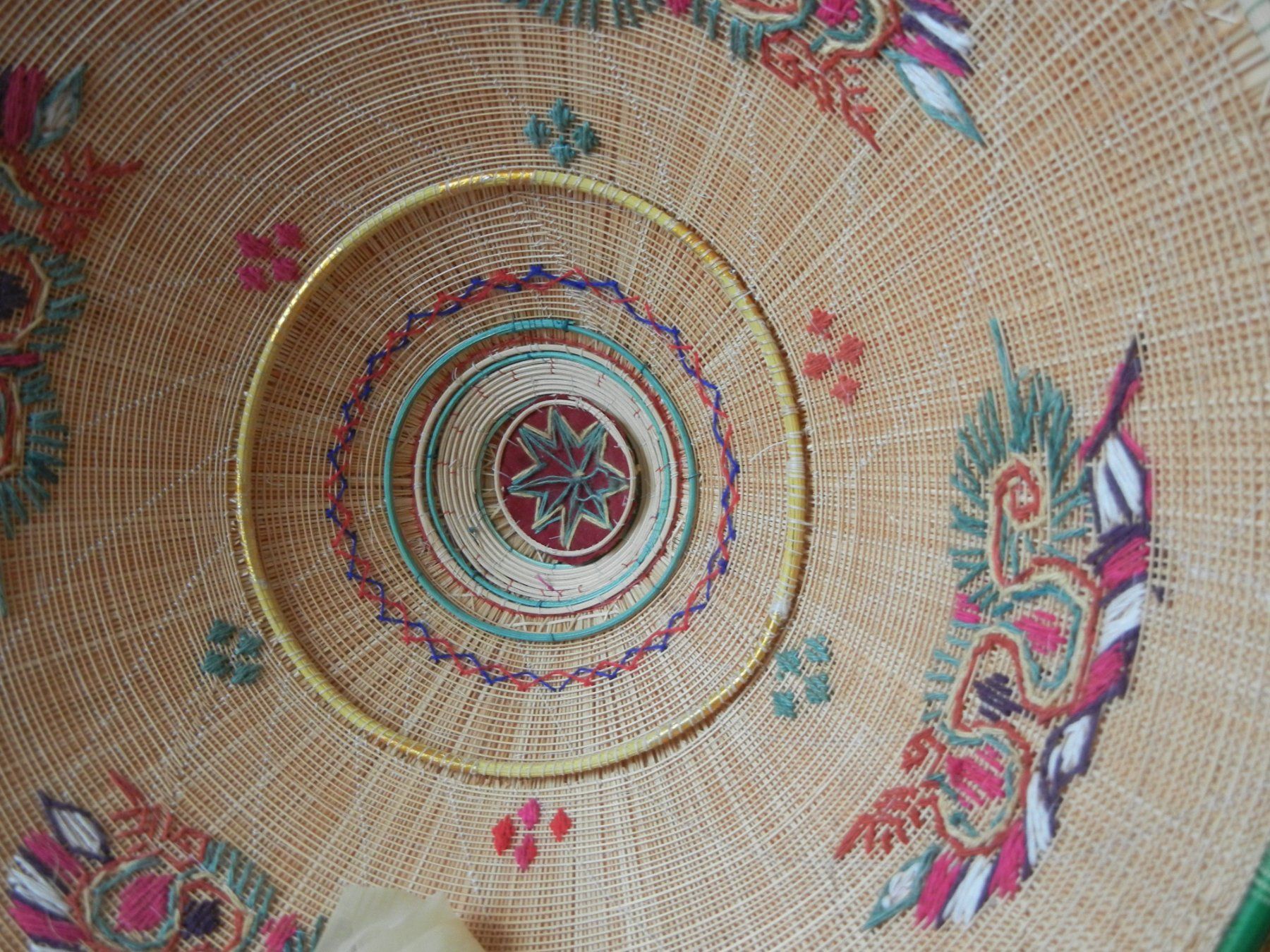 Copricapi, berretti & cappellini: ORIGINAL VERZIERTER SONNENHUT aus VIETNAM – Nuovo (secondo la descrizione) da Bern venduto da Mekongbeach 2