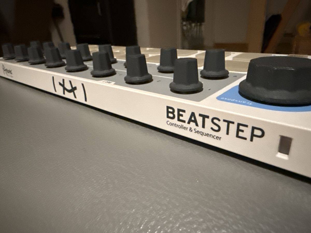 Arturia Strumenti musicali: Arturia Beatstep – Kompakter Pad-Controller & Step-Sequenzer – Nuovo (secondo la descrizione) da Seuzach venduto da eclektic 2