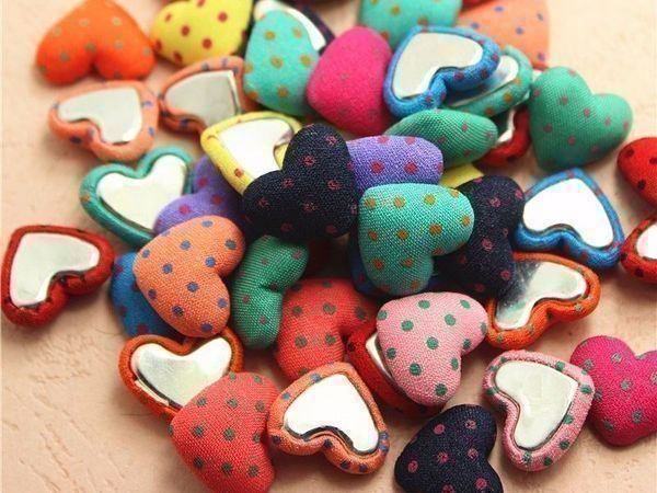 Bottoni: 100 HERZ KNÖPFE MIT PUNKTE - STOFFKNÖPFE – Nuovo e nell'imballaggio originale da Kriens venduto da swissgadget
