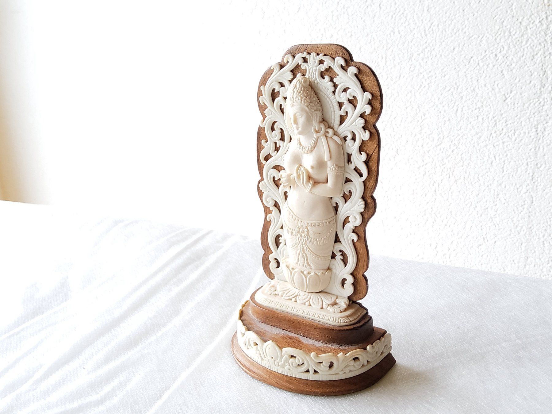 Figurines: Statuette représentant une divinité finement sculptée  – D'occasion à Malleray par Broc-Mo 1