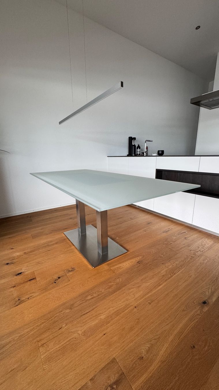 Tische: Moderner matter Glastisch mit edlem Metallfuss – Gebraucht aus St. Erhard von secc 2