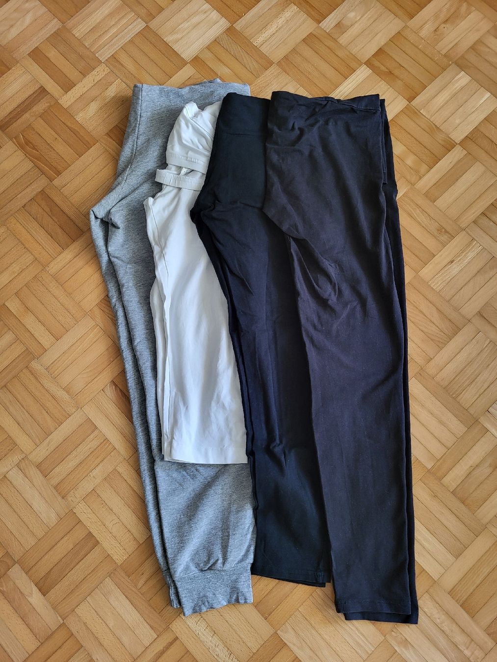 Lotti di vestiti: Umstandsmode Paket Leggins Gr M – Usato da Henggart venduto da Katzenpfoten