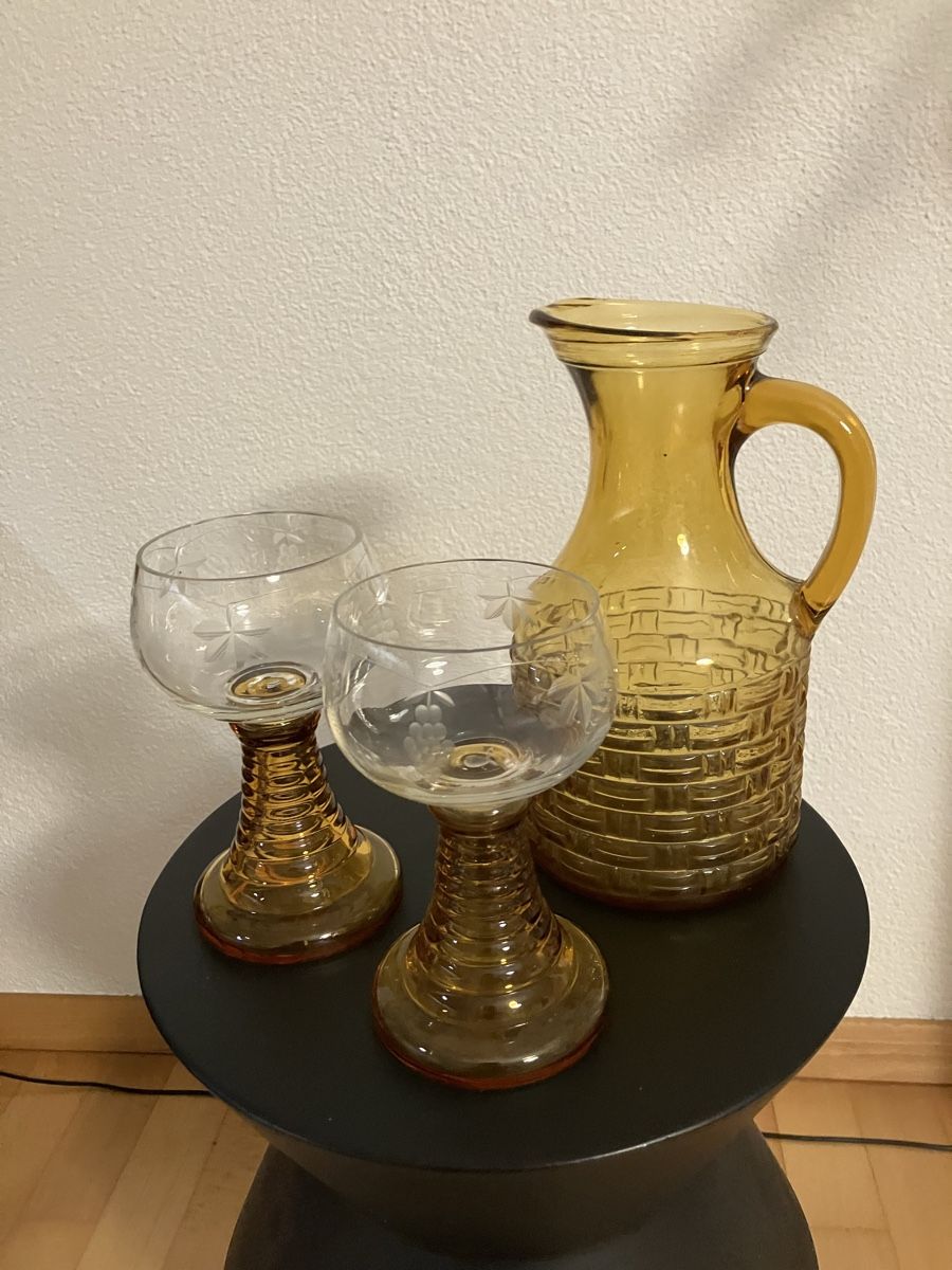 Caraffe: 1970er Bormioli bernsteinfarbige Glaskaraffe & 2 Weingläser – Usato da Stäfa venduto da ummroxana
