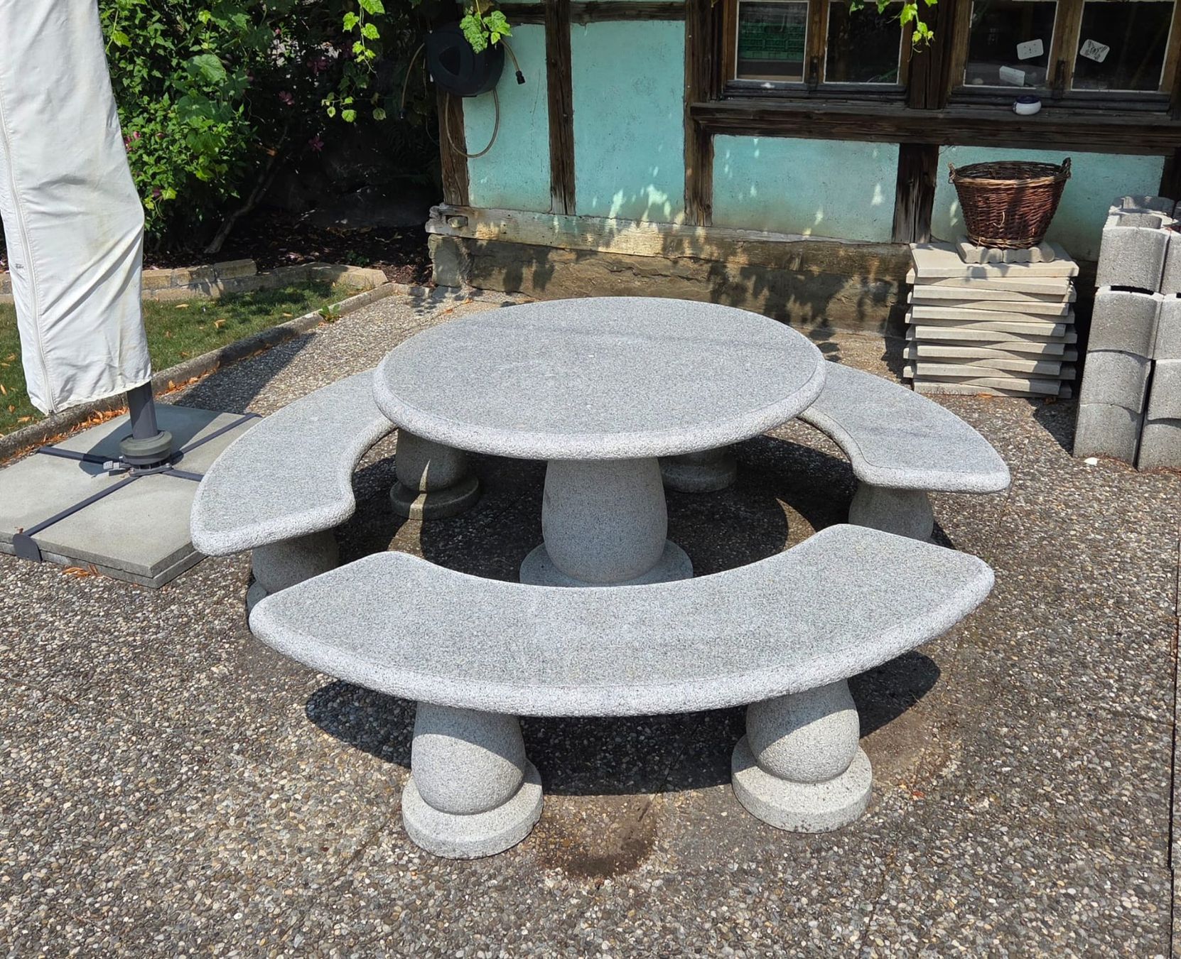 Tischset: Massive Granit Gartengarnitur Ø120 cm mit 3 Sitzbänken – Neu (gemäss Beschreibung) aus Rüegsau von connectweb