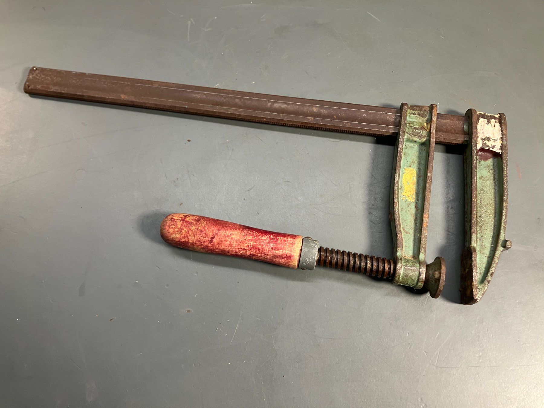 Tutti gli attrezzi: gr. alte Schraubzwinge ca. 50cm lang ab 1.- – Usato da Lichtensteig venduto da Buy24International 1