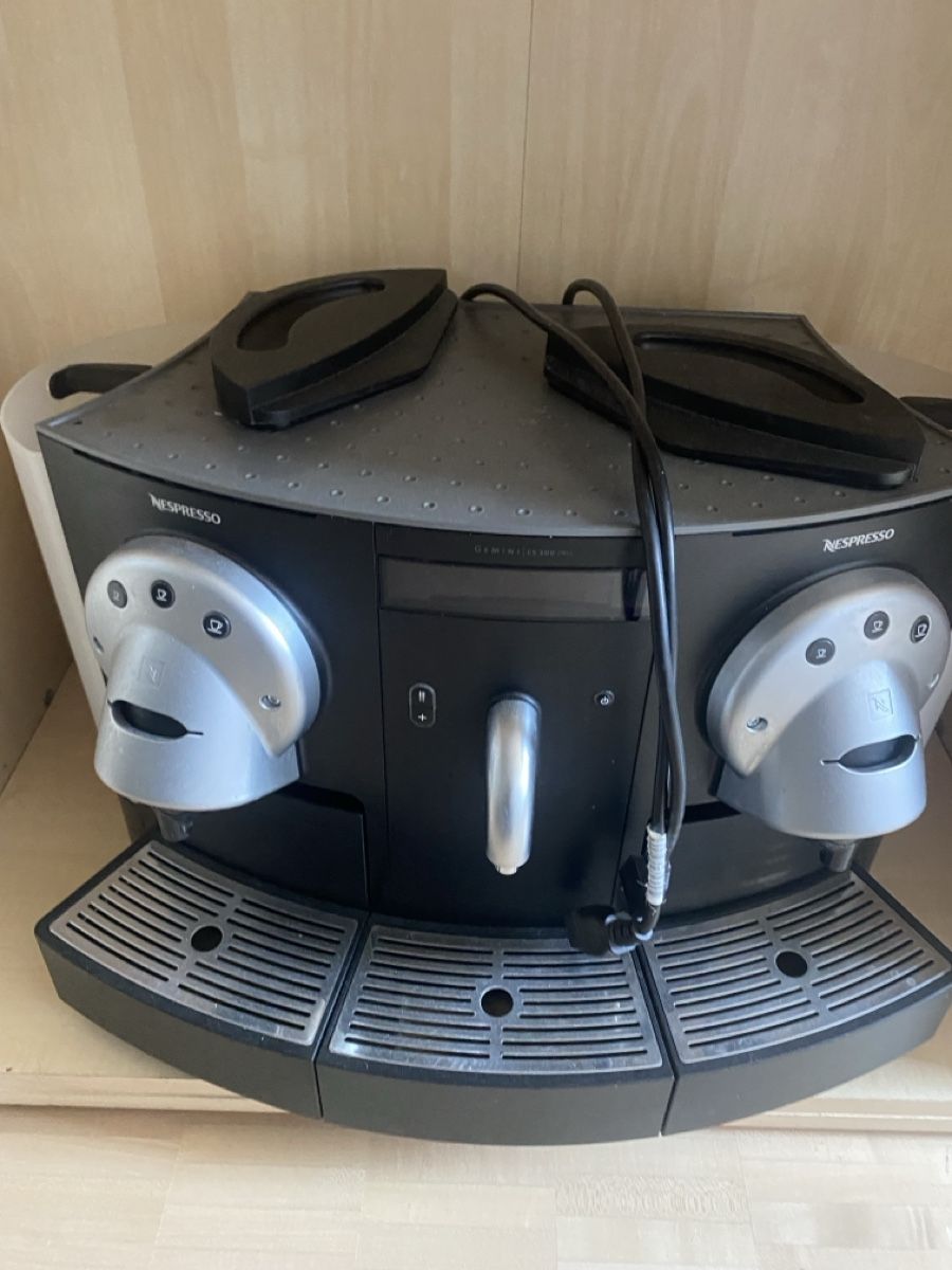 Nespresso Machines à café & Machines à expresso: Nespresso Profi-Kaffeemaschine schwarz – D'occasion à Hinterkappelen par charlie98