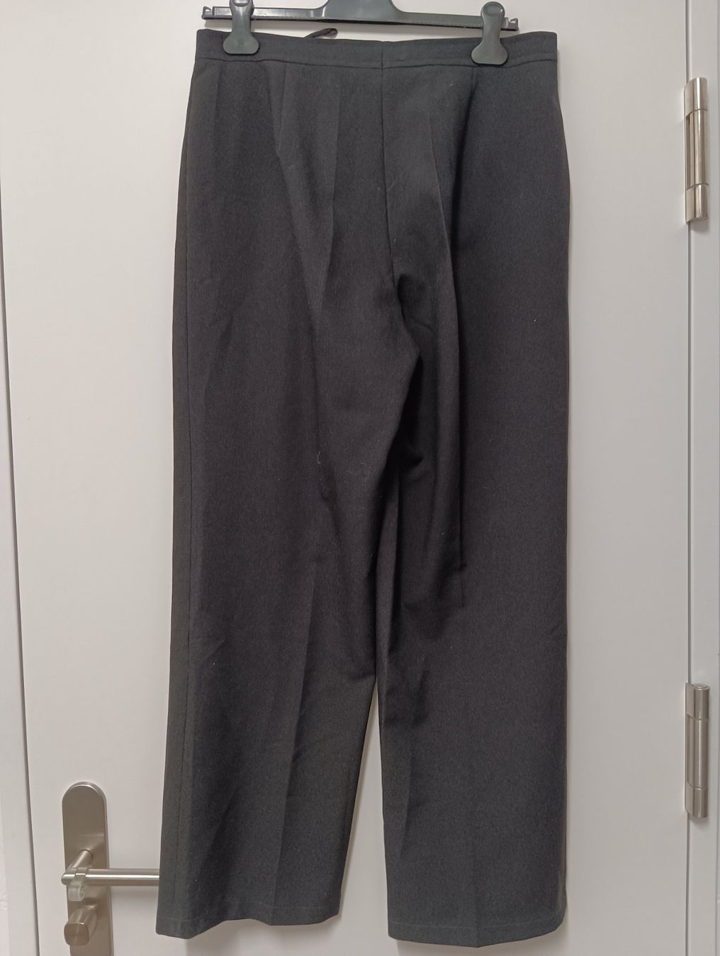 Pantaloni: Bundfaltenhose Damen Gr. 44 – Usato da Schöfflisdorf venduto da kin_2dp9 2