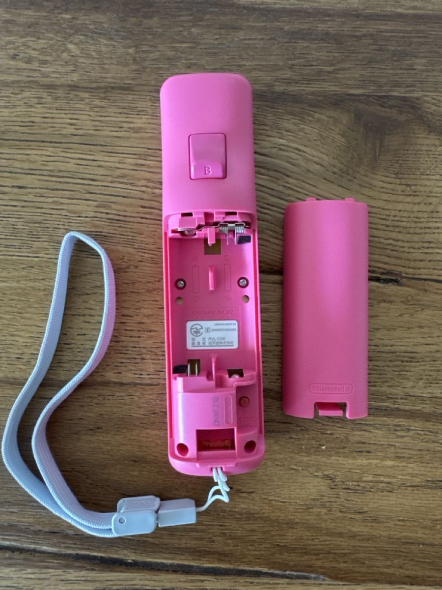 Nintendo Controller: Nintendo Wii Remote Controller pink – Gebraucht aus Lenzburg von eyworld 1
