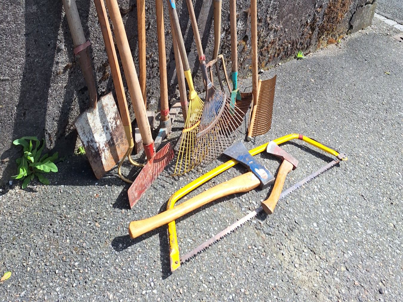 Tutti gli attrezzi: 14 TEILE GARTENWERKZEUG – Usato da Huttwil venduto da Kunterbuntli