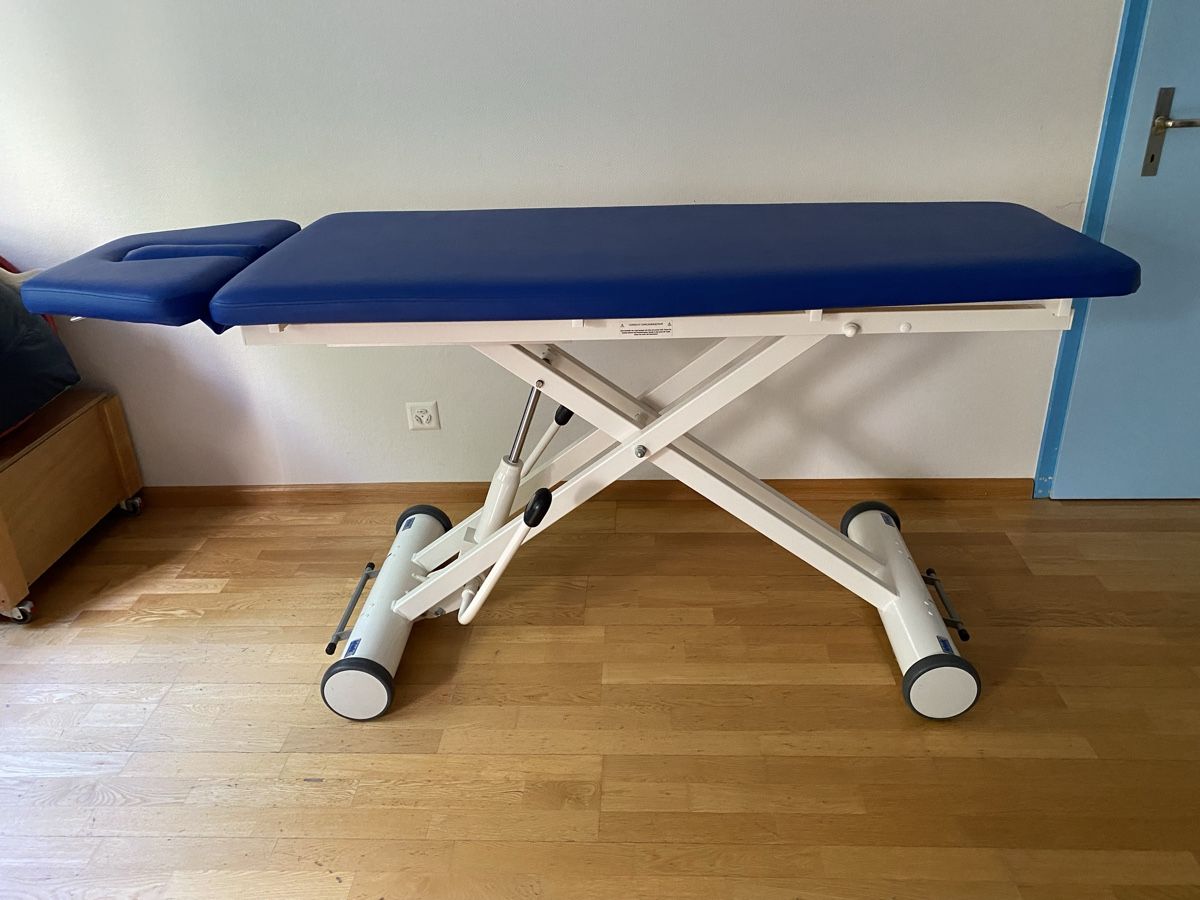 Sedie a sdraio: Behandlungsliege hydraulisch höhenverstellbar – Usato da Basel venduto da Ruvmar 1