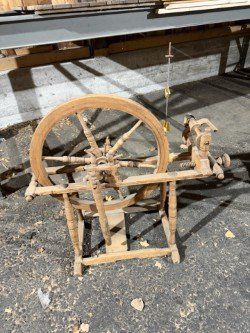 Rouets anciens: Spinnrad - hell braun – D'occasion à Chur par Feschtland