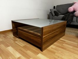 Moderner Couchtisch mit Glasplatte und Schublade