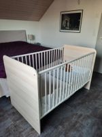 Hübsches Kinderbett mit viel Zubehör