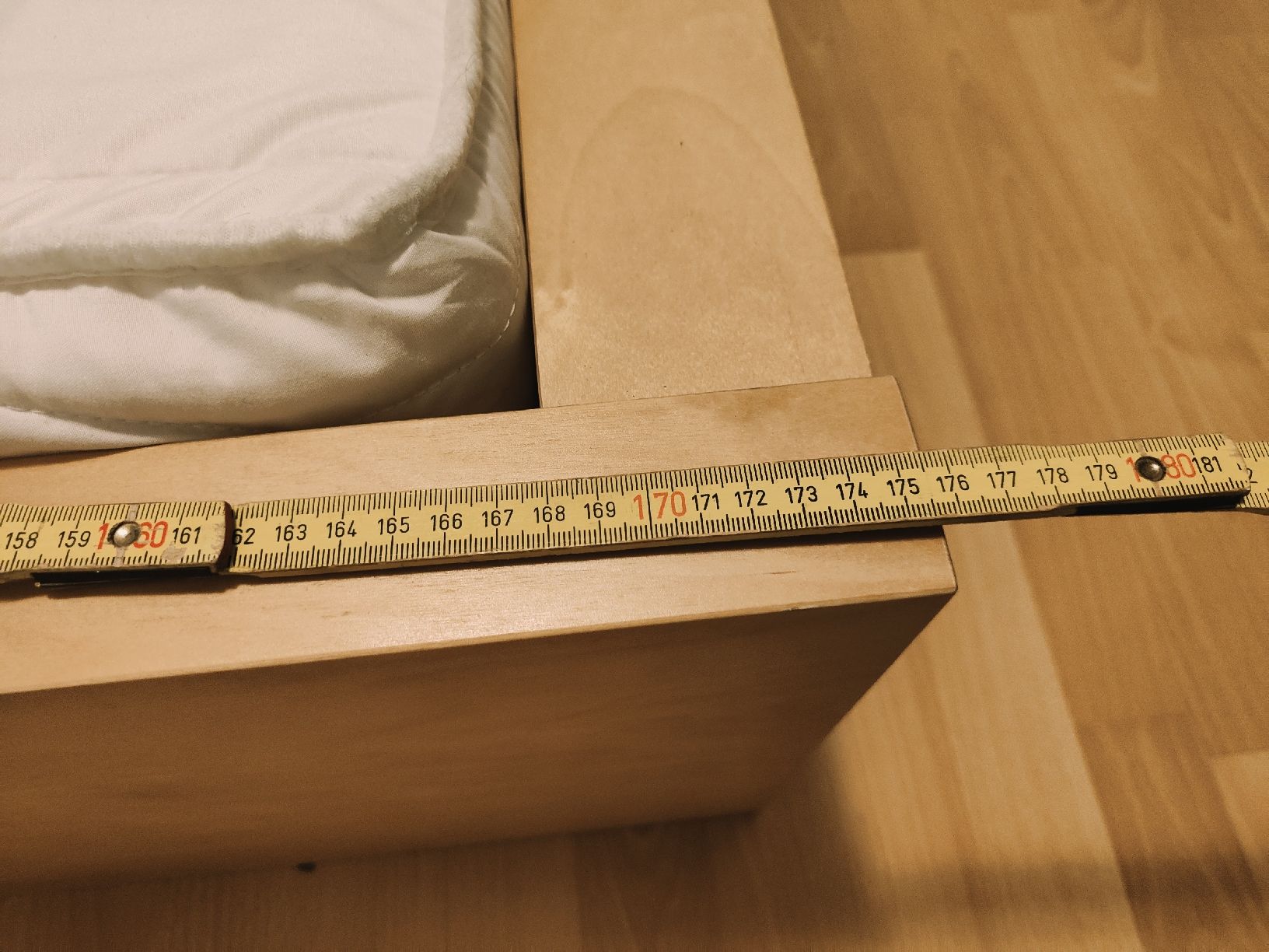 Lits: Holzbett mit Lattenrost & Matratze 160x200cm – D'occasion à Oberglatt ZH par Minifreak 4
