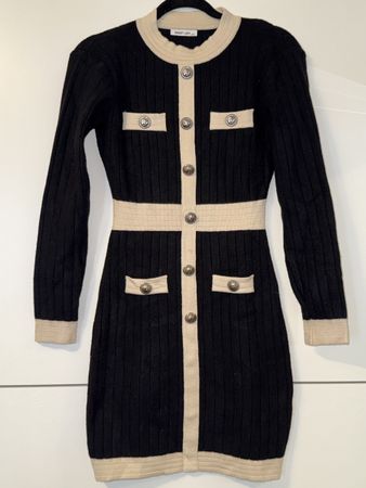 SCHWARZES STRICKKLEID MIT KONTRASTDETAILS