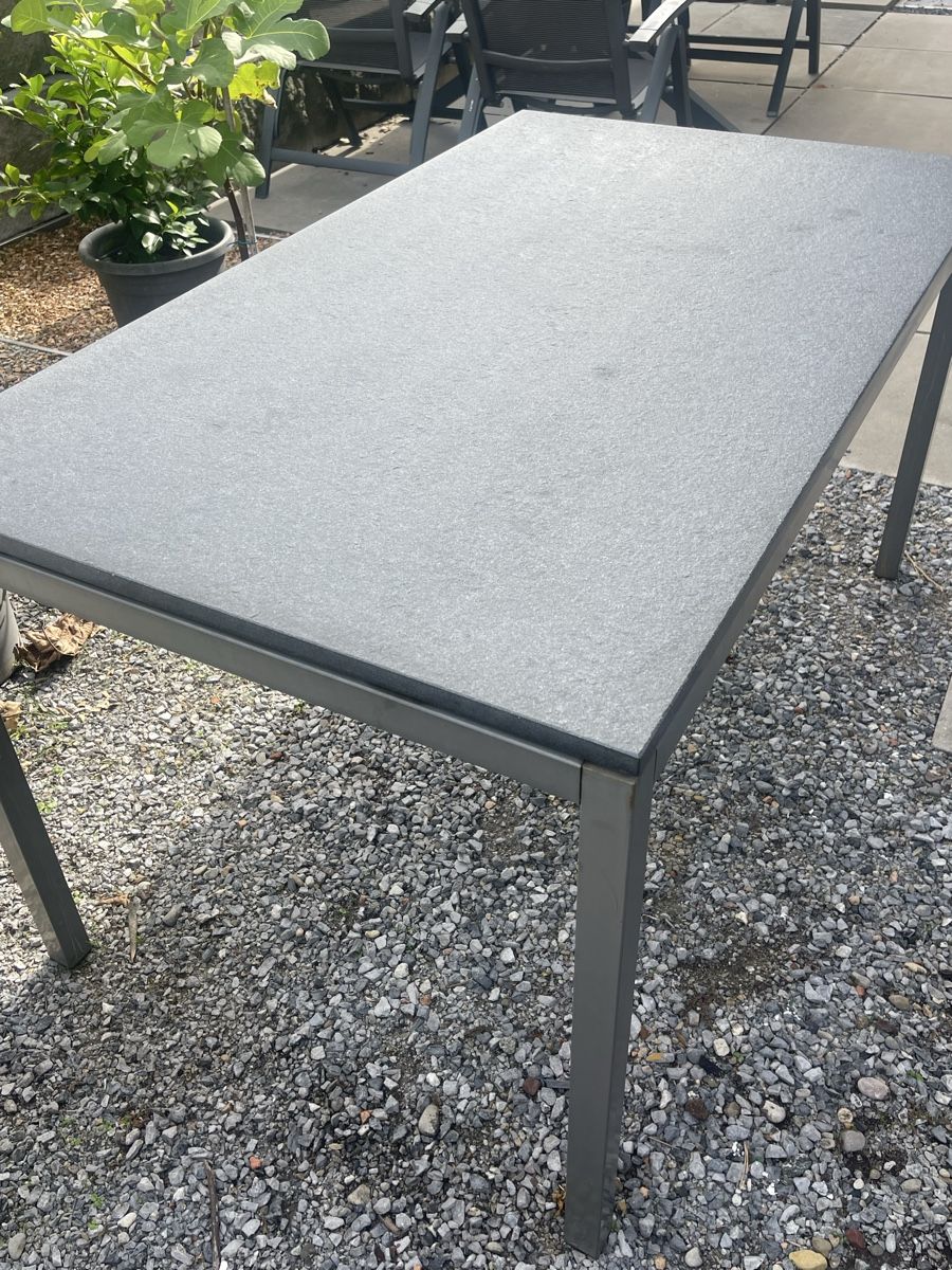 Tavoli: Granit Gartentisch, 140x70, massive Granitplatte – Usato da Wiesendangen venduto da you_7q5n