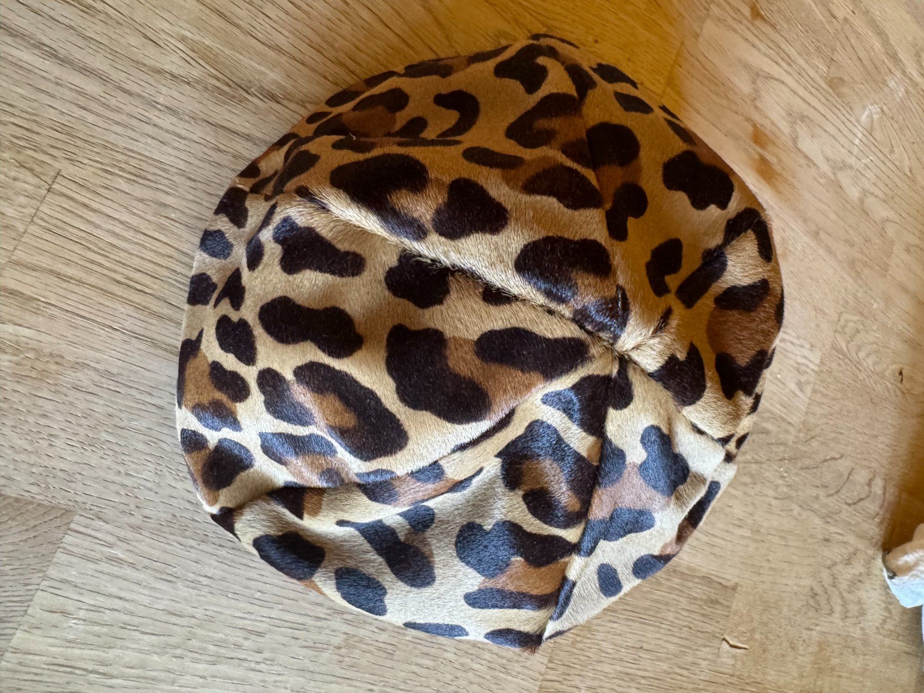 Prada Copricapi, berretti & cappellini: PRADA Leopard-Print Calf-Hair Hat – Usato da Grund b. Gstaad venduto da ReLuxe 4