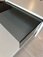 Tisch mit Glasplatte