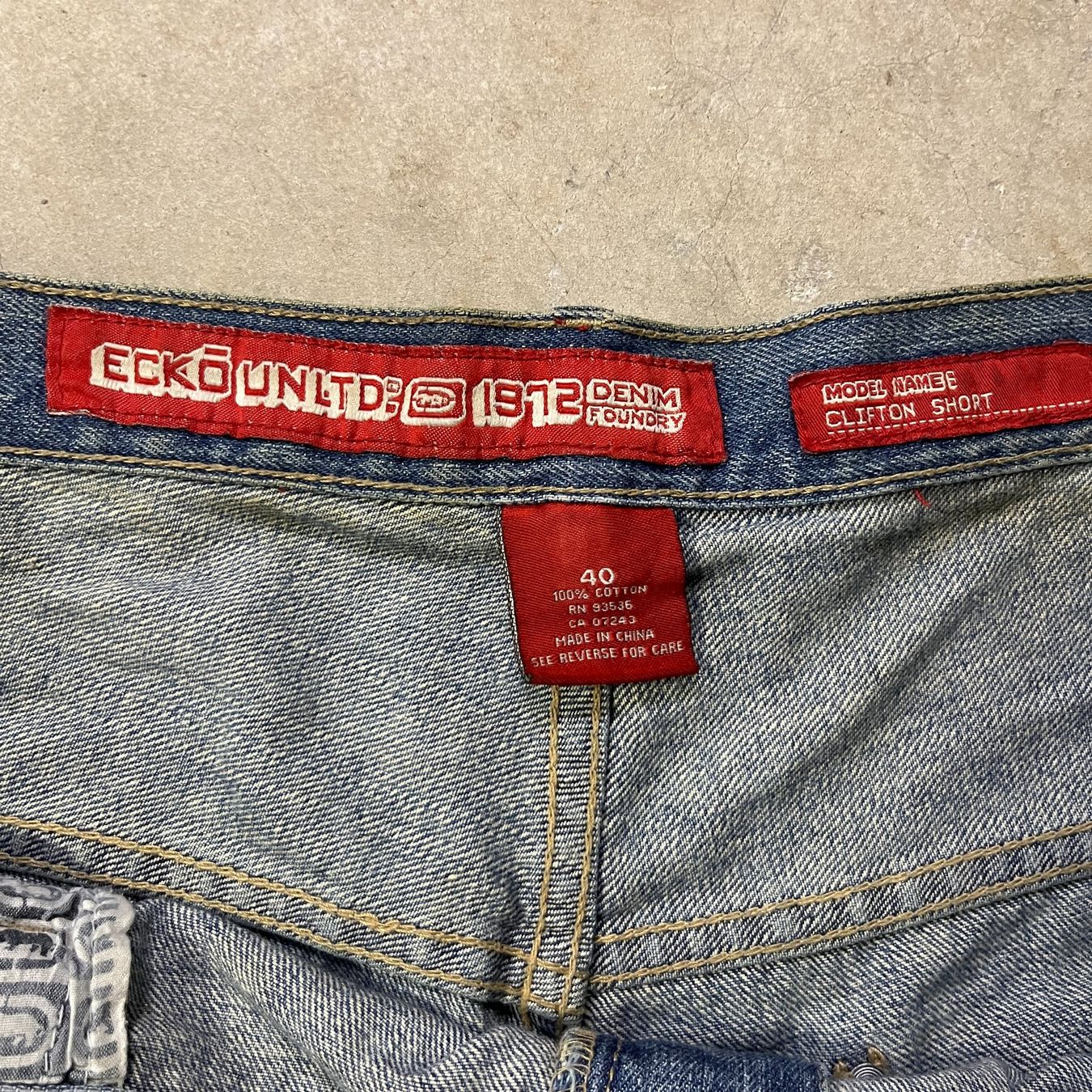 Ecko Pantaloni: Vintage Ecko Unltd Jorts (40US) – Usato da Chamoson venduto da Sapoloshop 2