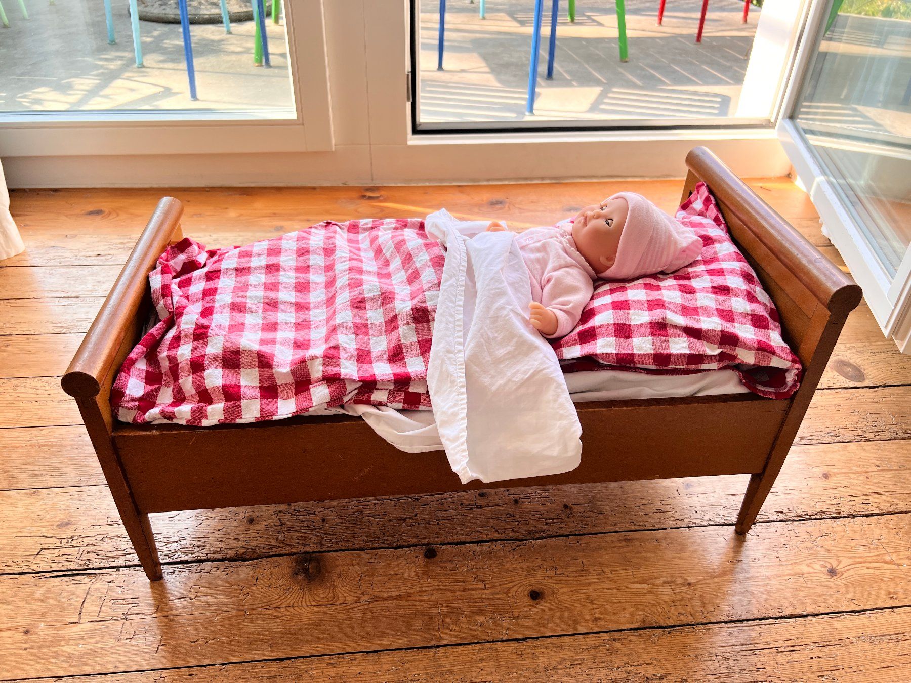 Spielzeuge: Puppenbett mit Puppe – Gebraucht aus Kreuzlingen von kek_1 3