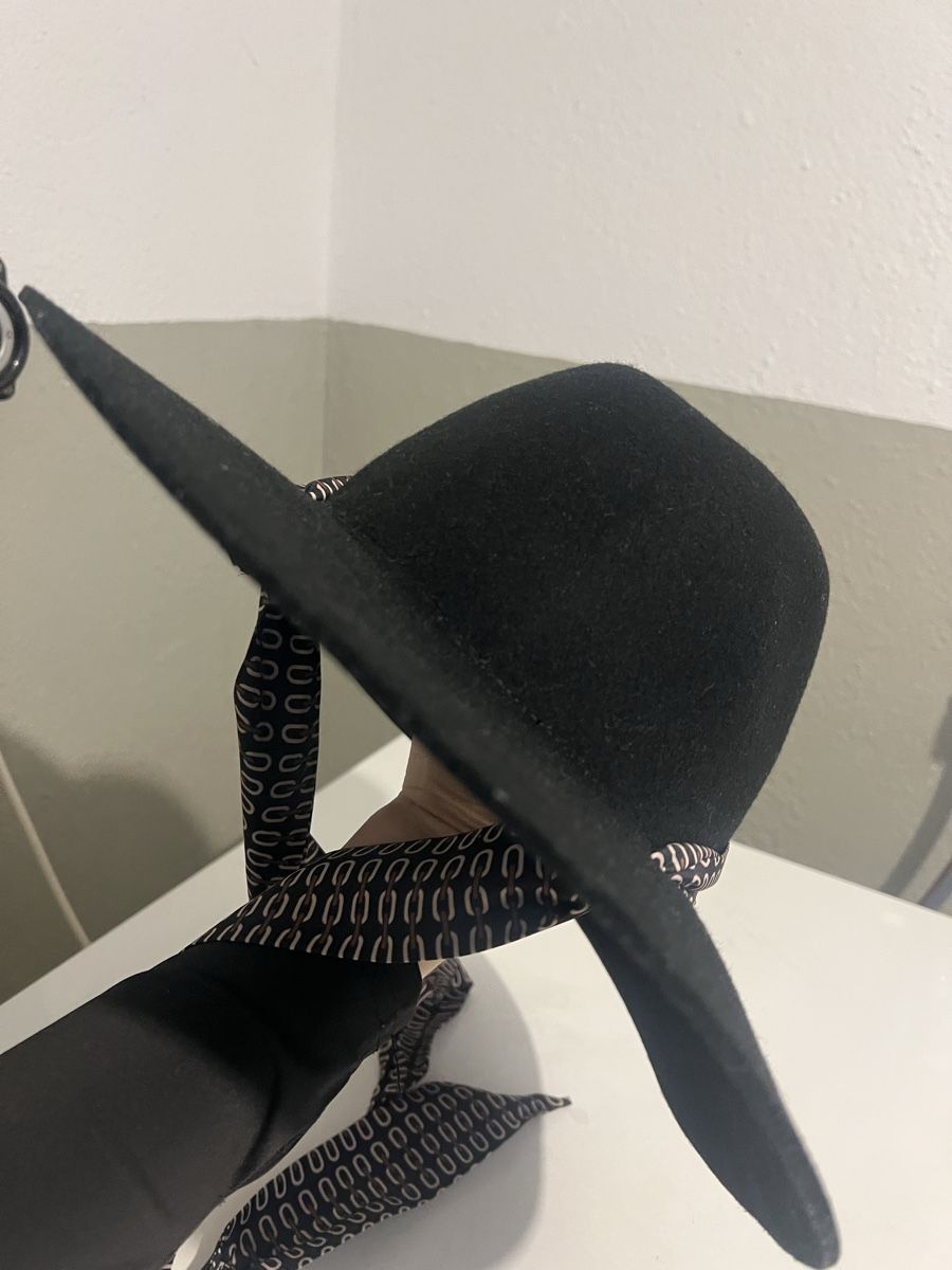 Zara Copricapi, berretti & cappellini: Schicker schwarzer Hut von Zara mit Band – Nuovo (secondo la descrizione) da Zürich venduto da sellingmystuff1 6