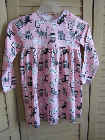 Gr. 104, Katzenkleid in Rosa mit zauberhaftem Katzendruck