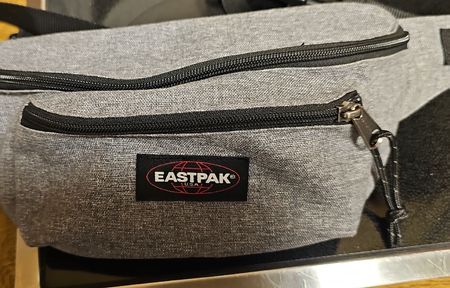 Eastpak Umhängetasche grau - perfekt für Festivalsommer!