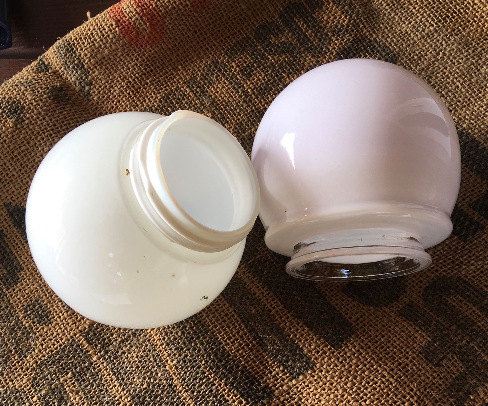 Lampade: Zwei Milchglas-Kugellampen – Usato da Wettingen venduto da Aromat 3