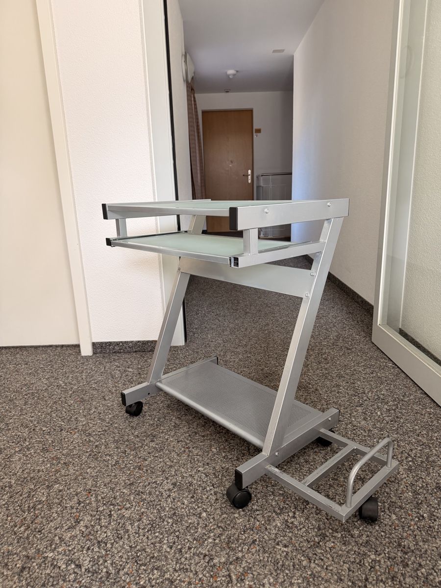 Scrivanie: Mobile Computer Workstation with Glass Shelves Silver – Usato da Kandersteg venduto da ben_jp6l 1