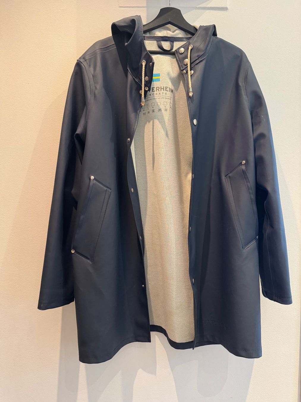 Stutterheim Cappotti: Stutterheim Regenmantel, Gr. S, Dunkelblau – Usato da Zürich venduto da nils.alex 2