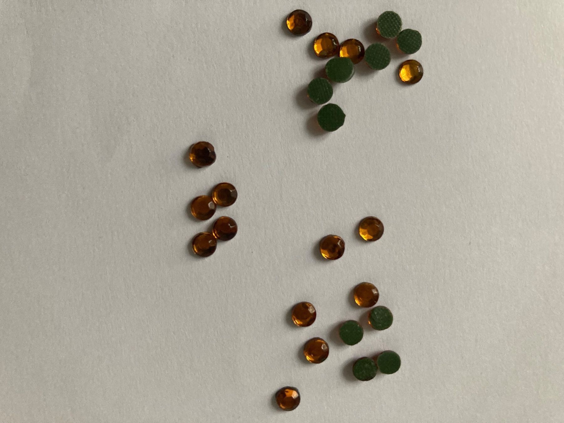 Kit bricolage: Hotfix Strasssteine Cognac 4 mm, 200 St – Nuovo (secondo la descrizione) da Erlach venduto da Schaliko