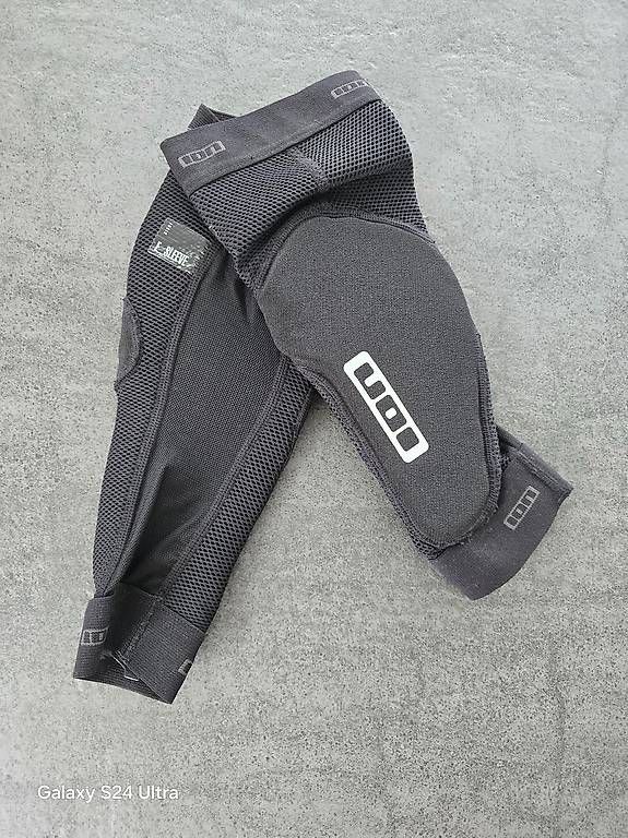 Protezioni & Imbottiture: Neue ION E-Sleeve Ellenbogenschoner Grösse M – Nuovo (secondo la descrizione) da Unterägeri venduto da aldente