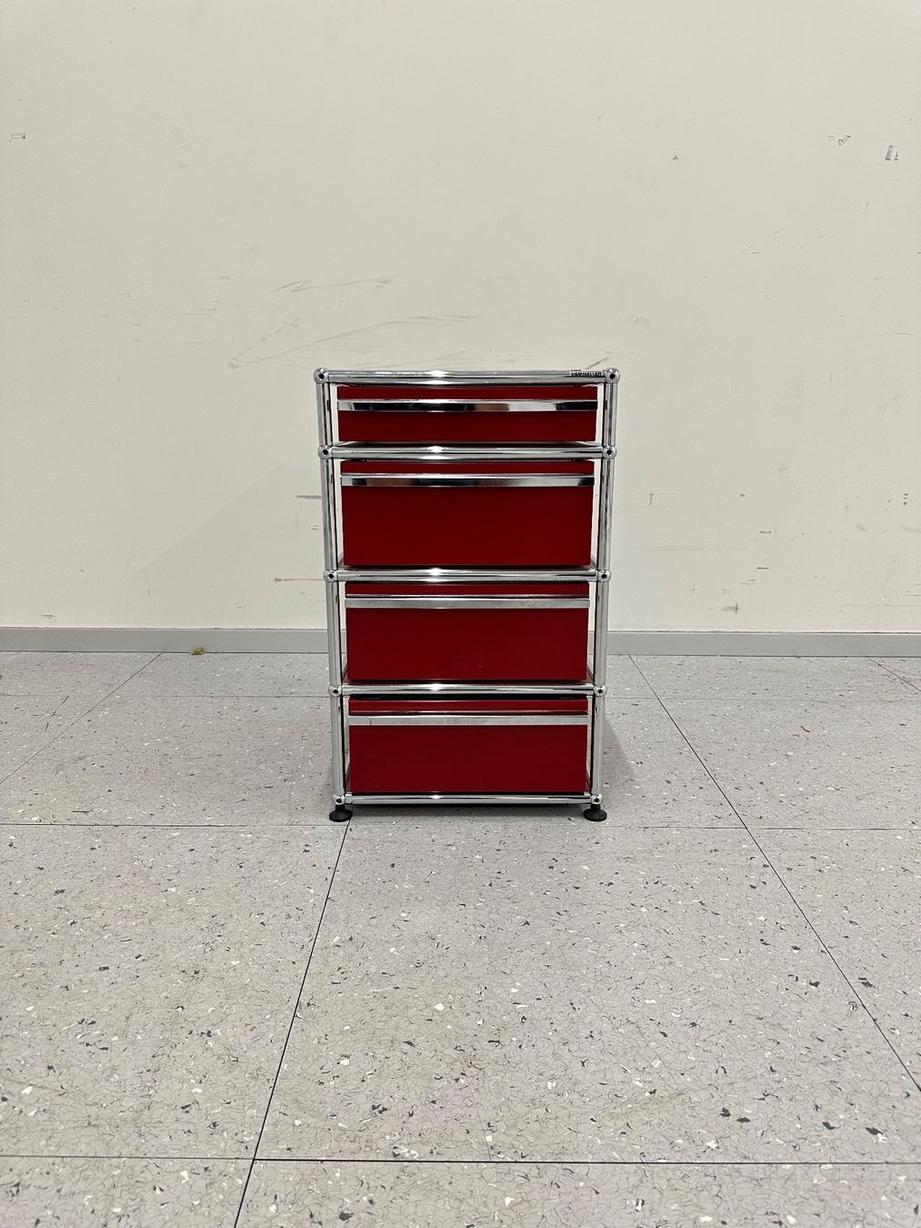 USM Banconi: USM Haller Korpus Rubinrot – Usato da Grenchen venduto da Design-Outlet