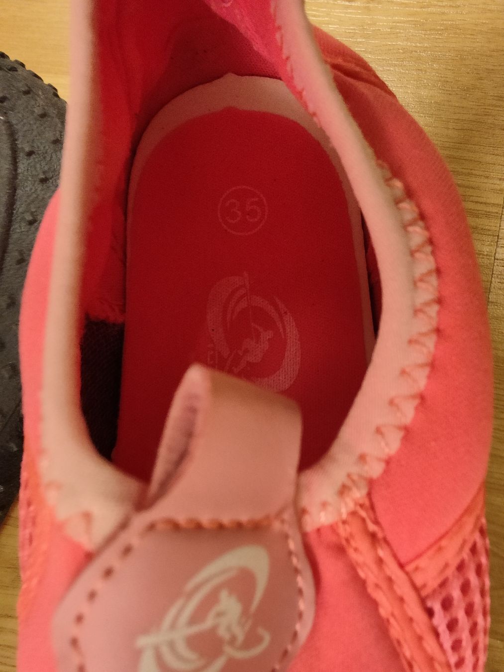 Scarpe per ragazze: Badeschuhe/Surfschuhe Gr. 35, Pink – Usato da Davos Platz venduto da wauwauin 2