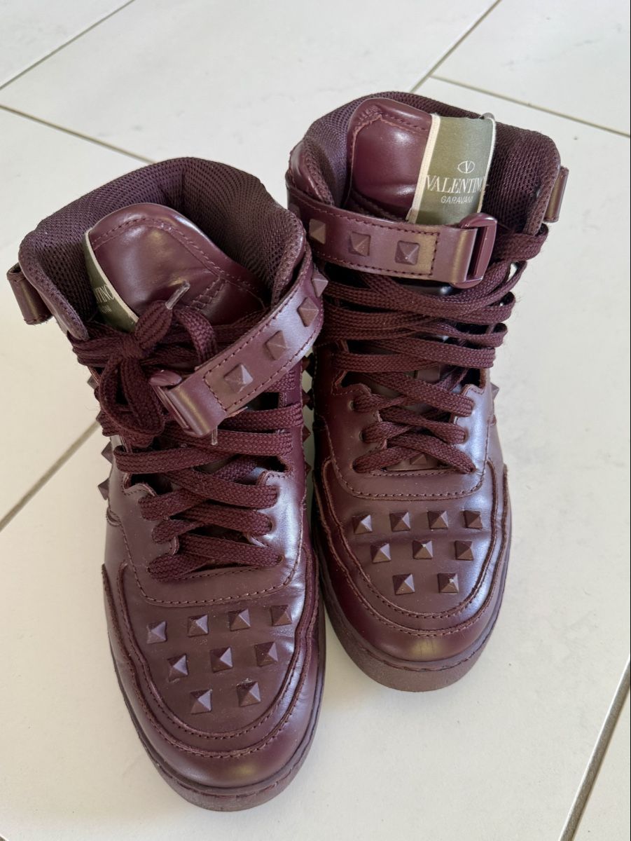 Valentino Damenschuhe: Valentino Rockstud Sneakerd Gr. 38 bordeauxrot 2022 – Gebraucht aus Küsnacht ZH von divarocci