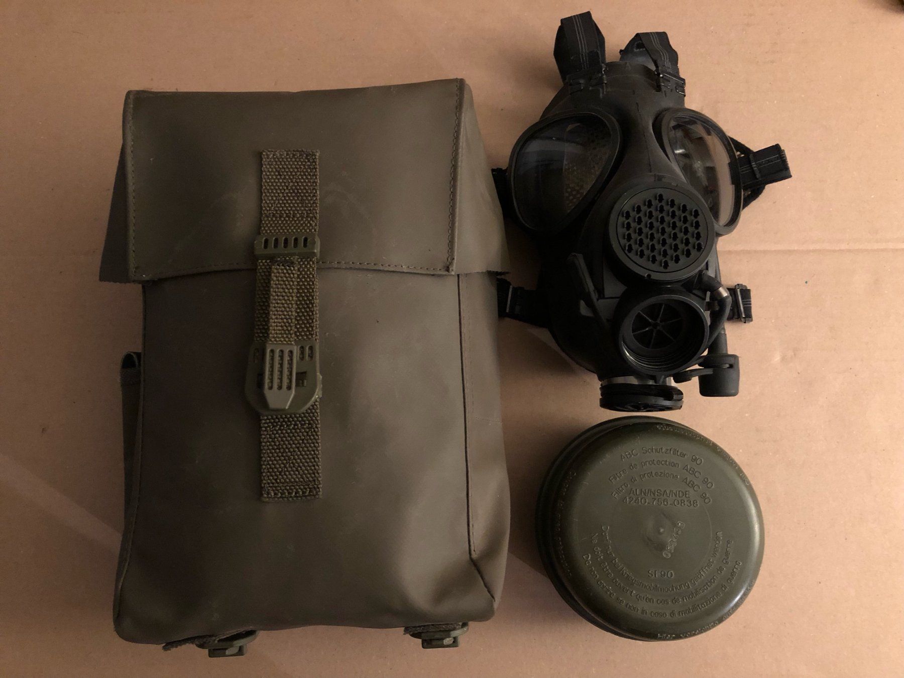 Protezione per viso e udito: Militär Gasmaske mit Filter – Usato da Gümmenen venduto da Ug6 1