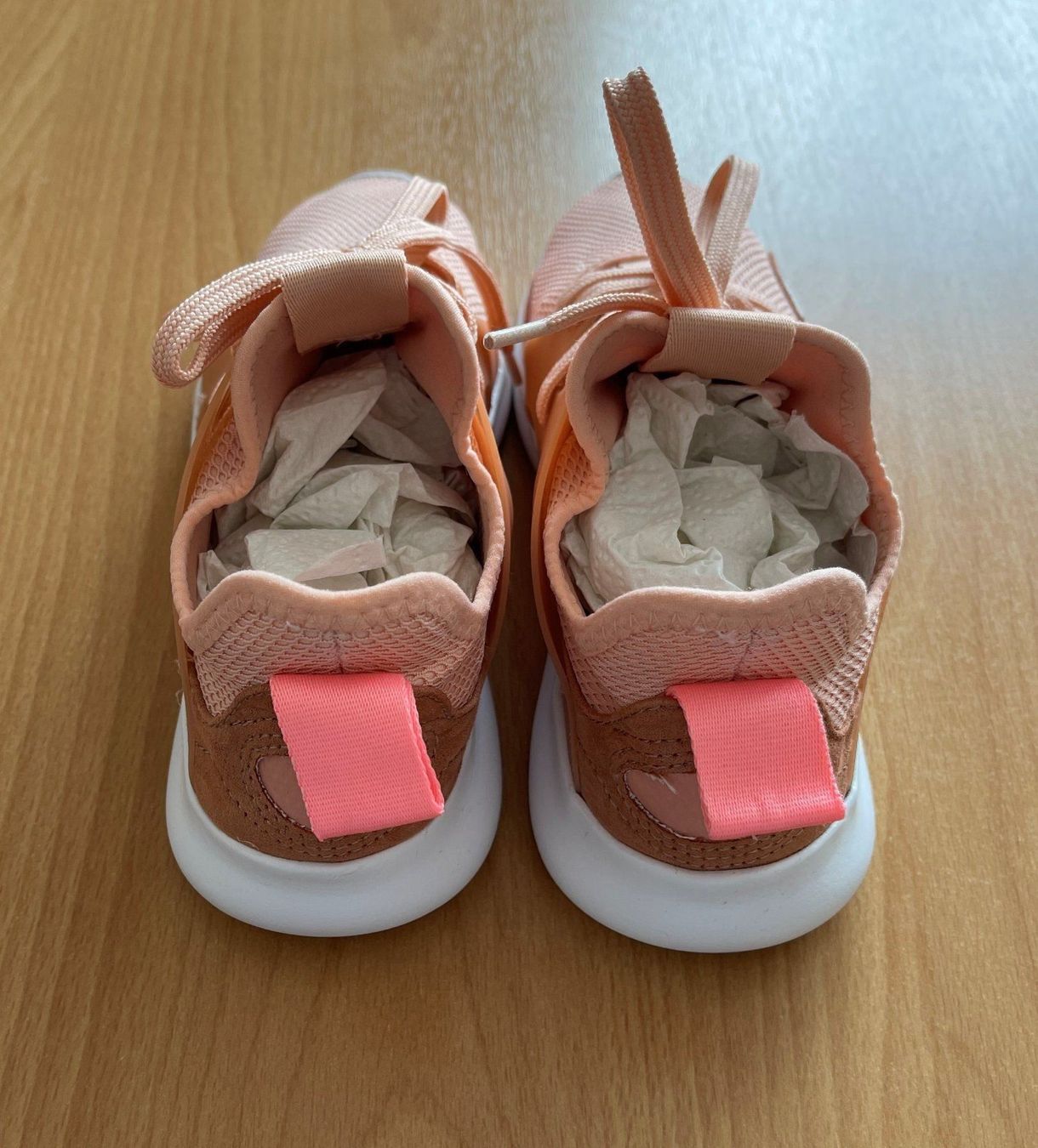 H&M Damenschuhe: Sneaker melon mit weisser Sohle – Neu und originalverpackt aus Basel von Seifehuesli 2