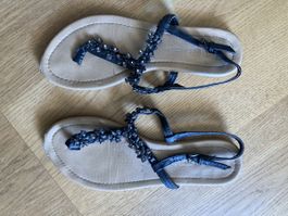 flache Sandalen