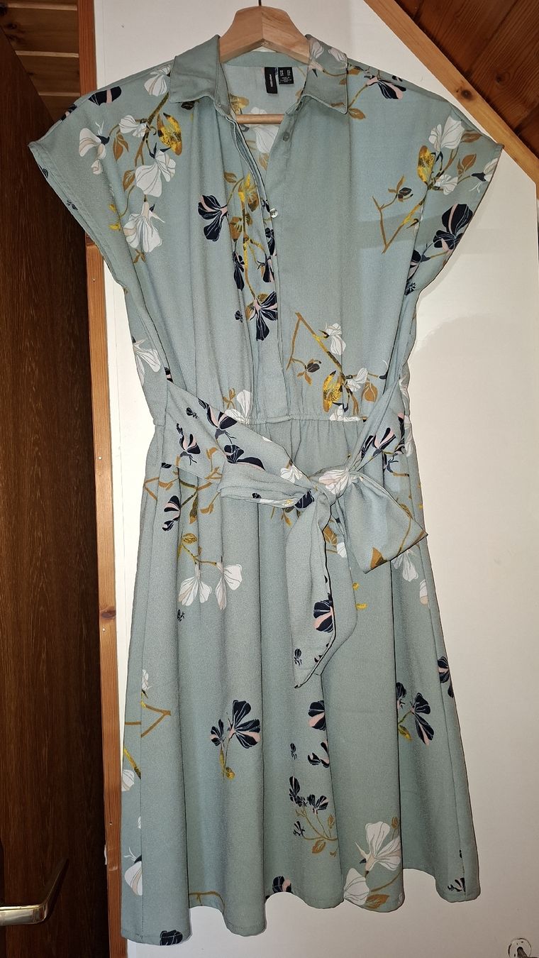 H&M Vestiti: Kleid mit Blumenmuster und Bindegürtel Grösse S – Usato da Berlingen venduto da mic_qg5h