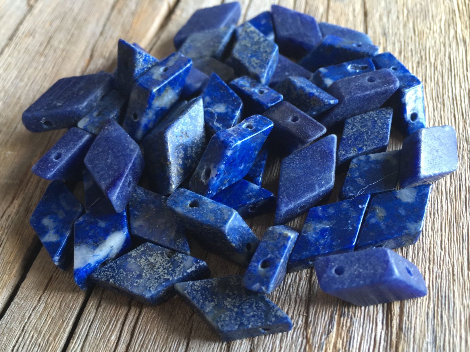 Mineralien & Heilsteine: SODALITH / LAPISLAZULI  KETTENSTEINE  GEBOHRT – Neu und originalverpackt aus Aesch ZH von LiquidAktion 1