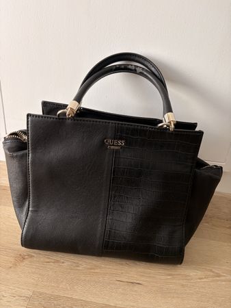 Sac à main Guess noir aspect cuir usure sur poignée
